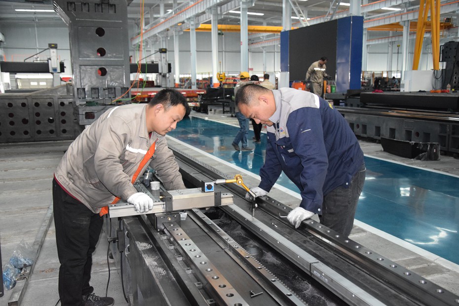 國產(chǎn)數(shù)控龍門銑床工人.jpg 國產(chǎn)數(shù)控龍門銑床工人.jpg