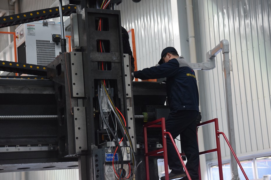 正在安裝中的龍門加工中心.jpg 正在安裝中的龍門加工中心.jpg