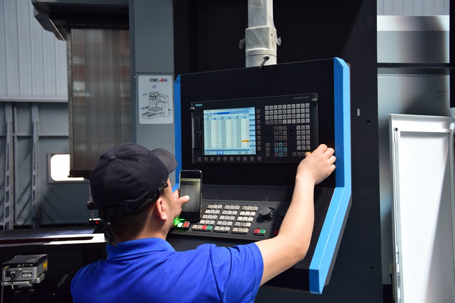 龍門加工中心操作面板.jpg 龍門加工中心操作面板.jpg