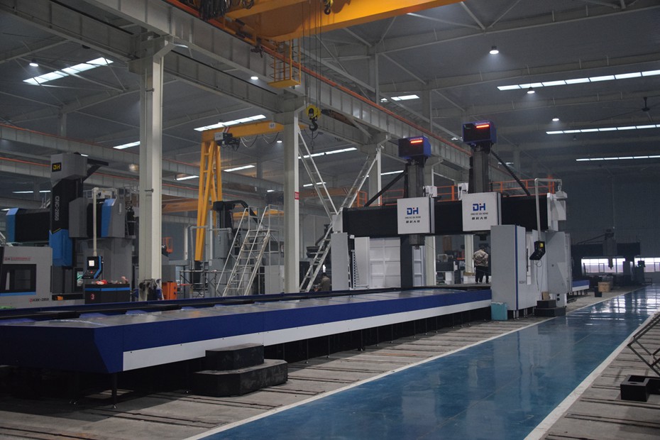 數控龍門加工中心和數控龍門銑床有什么區(qū)別.jpg 數控龍門加工中心和數控龍門銑床有什么區(qū)別.jpg